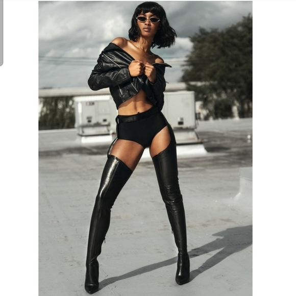 Thigh high black boots with belt - Picture 15 of 16